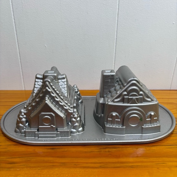 Nordic Ware Gingerbread House Pair 3D Heavy Cast Aluminum Non-Stick Holiday‎ Pan - Picture 1 of 16